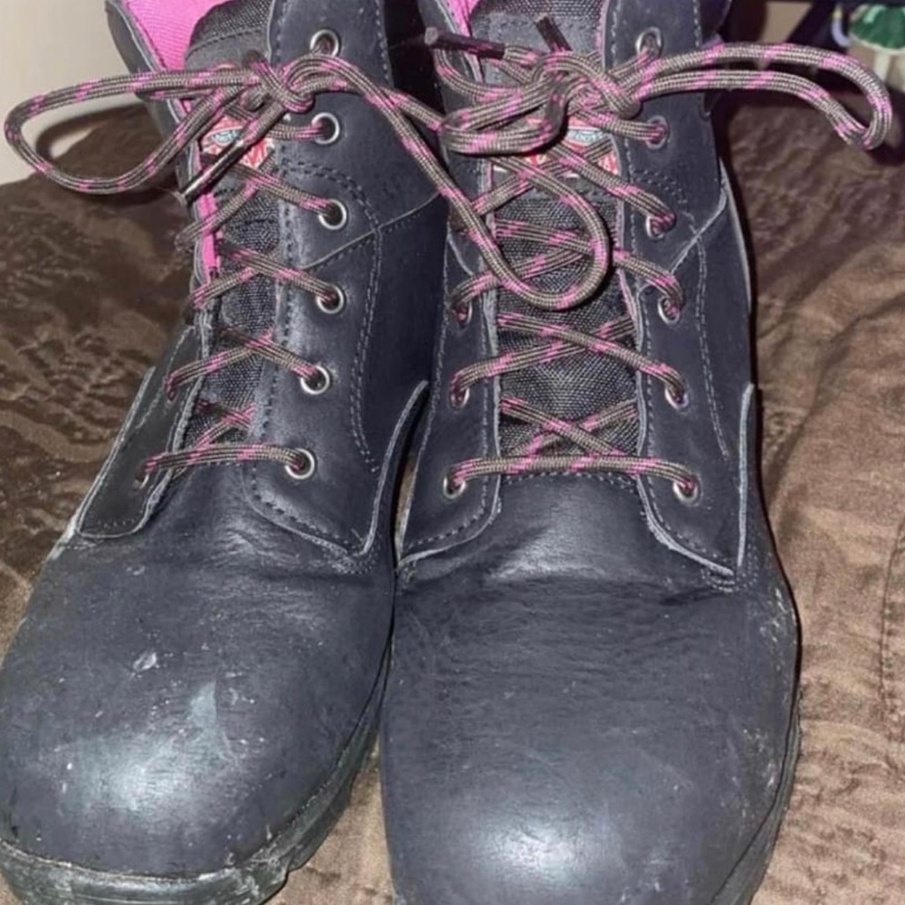 Women’s Size 8 Slip-Resistant Boots